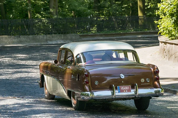 Altes retro auto buick special unter teilnahme an rennen leopoli — Stockfoto