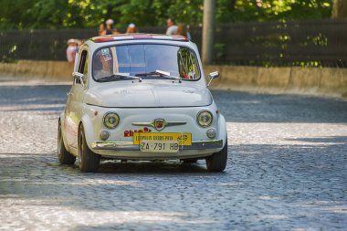 Yarış L katılım alarak eski retro araba Fiat Abarth 695 ss