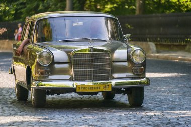 Eski retro araba yarış Mercedes Benz W 110 alarak katılım 