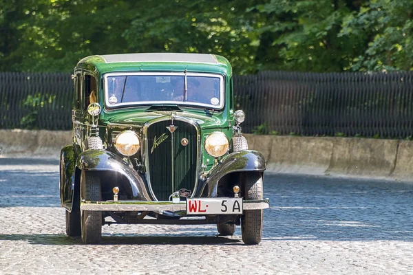 Eski retro araba Fiat 518 alarak katılım yarış Leopolis gr