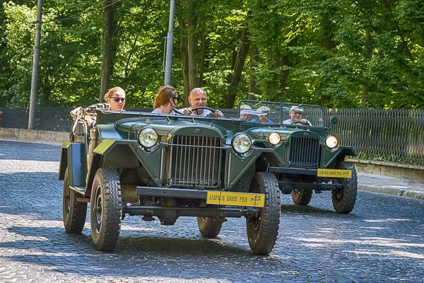 Zwei alte Retro-Autos - 67 — Stockfoto