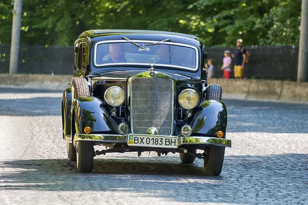 Altes retro auto mercedes benz w 143 teilnahme am rennen — Stockfoto