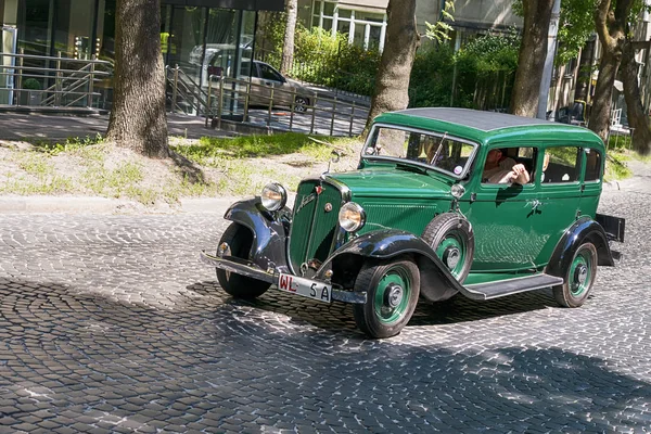 Antiguo coche retro Fiat 518 participando en la carrera Leopolis gr — Foto de Stock