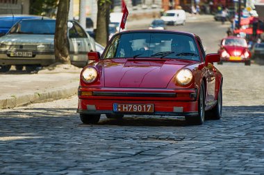 Yarış Leopolis eski retro araba Porsche 911'i alarak katılım