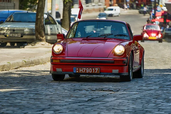 Yarış Leopolis eski retro araba Porsche 911'i alarak katılım