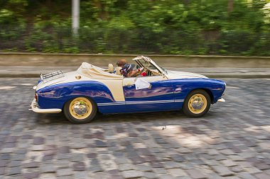 Eski retro araba Volkswagen Karmann Chia alarak katılım r