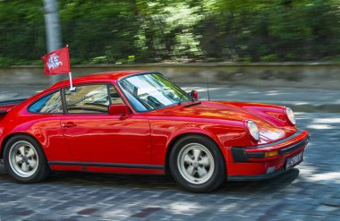 Yarış Leopolis eski retro araba Porsche 911'i alarak katılım