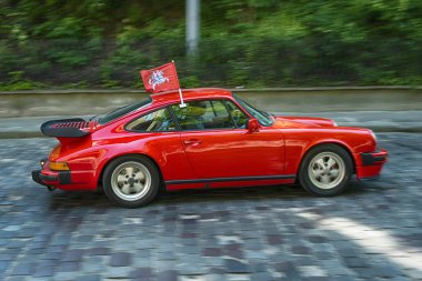 Yarış Leopolis eski retro araba Porsche 911'i alarak katılım