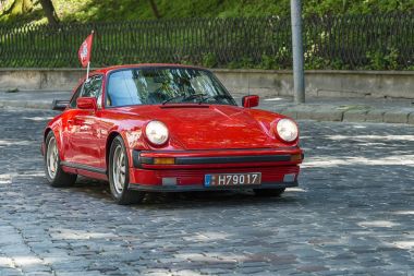 Yarış Leopolis eski retro araba Porsche 911'i alarak katılım