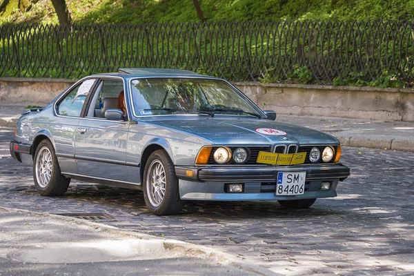 Staré retro auto Bmw 528 přičemž účast v závodě Leopolis gra — Stock fotografie