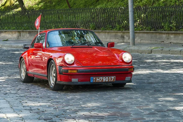 Yarış Leopolis eski retro araba Porsche 911'i alarak katılım
