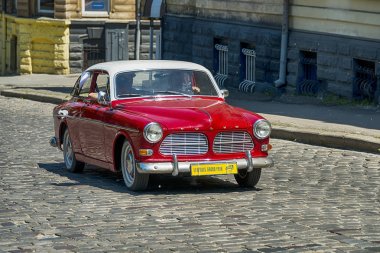Eski retro araba yarış Leo Volvo Amazon 121 alarak katılım