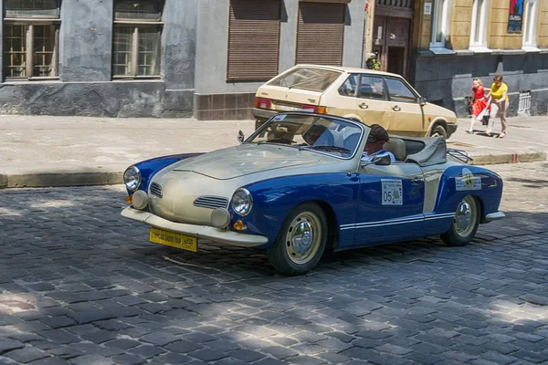 Eski retro araba Volkswagen Karmann Chia alarak katılım r