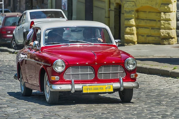 Eski retro araba yarış Leo Volvo Amazon 121 alarak katılım
