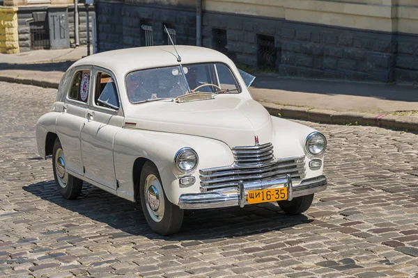 Antiguo coche retro GAZ - M20 participando en la carrera Leopolis g — Foto de Stock