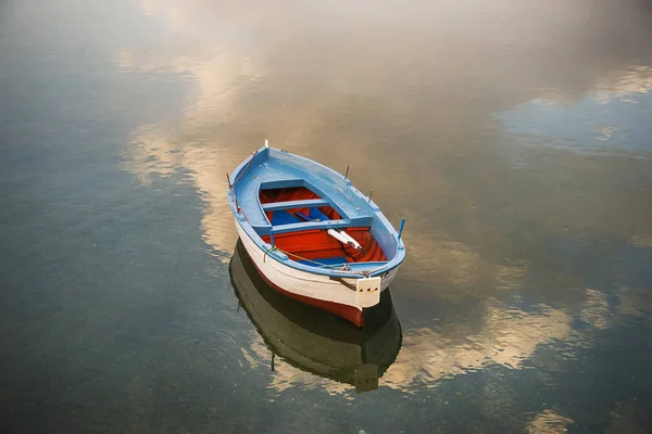 Boat with a cloudy reflection — Stock Photo, Image