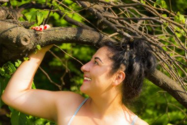 kadının yanına bir ağaç