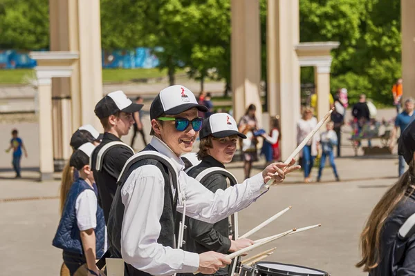 Bateristas desconocidos tocan durante un ensayo en el parque de la ciudad antes — Foto de Stock