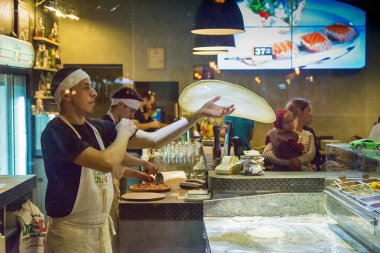 Pizzaillo şehir merkezinde bir pizzacı pizza hazırlar 