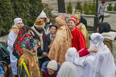 Bilinmeyen genç insanlar sokak performansı elde etmek için hazır olun.