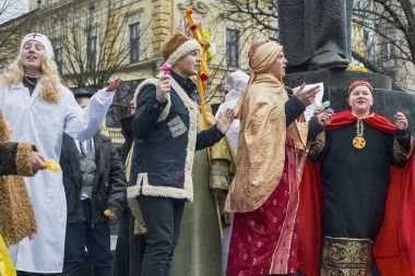 Bilinmeyen genç insanlar için vatandaşların Noel performan oynamak.