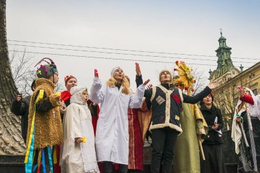 Bilinmeyen genç insanlar için vatandaşların Noel performan oynamak.