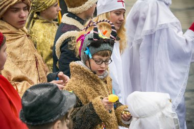 Bilinmeyen genç insanlar için vatandaşların Noel performan oynamak.