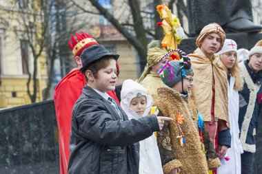 Bilinmeyen genç insanlar için vatandaşların Noel performan oynamak.