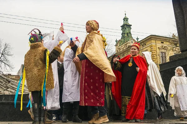 Giovani sconosciuti giocano per i cittadini uno spettacolo di Natale — Foto Stock