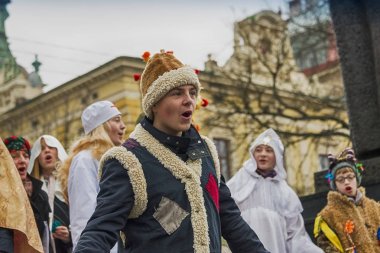 Bilinmeyen genç insanlar için vatandaşların Noel performan oynamak.