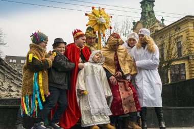 Bilinmeyen genç insanlar için vatandaşların Noel performan oynamak.