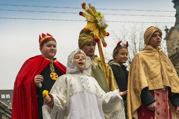 Unknown young people play for the citizens a Christmas performan — Stock Photo, Image