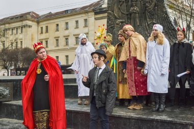 Bilinmeyen genç insanlar için vatandaşların Noel performan oynamak.