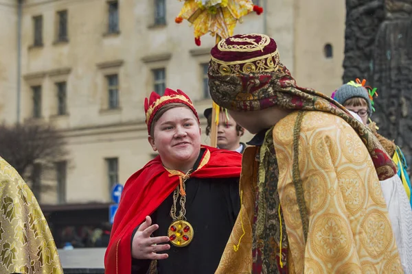 Unknown young people play for the citizens a Christmas performan — Stock Photo, Image