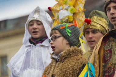 Bilinmeyen genç insanlar için vatandaşların Noel performan oynamak.