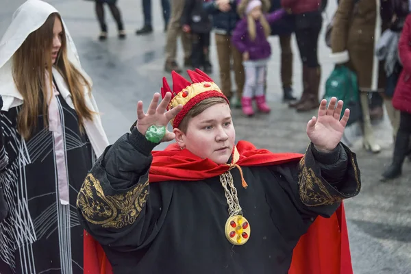 Unknown young actor in role king plays for the citizens in a Chr — Stock Photo, Image