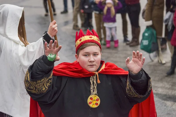 Unknown young actor in role king plays for the citizens in a Chr — Stock Photo, Image