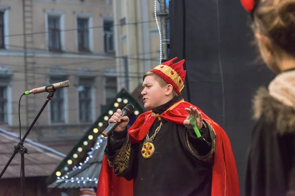 Unknown young actor in role king plays for the citizens in a Chr — Stock Photo, Image