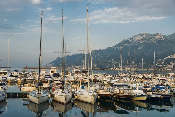 Yacht gettato ancora nel porto marittimo — Foto Stock