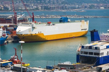 Kargo gemileri liman