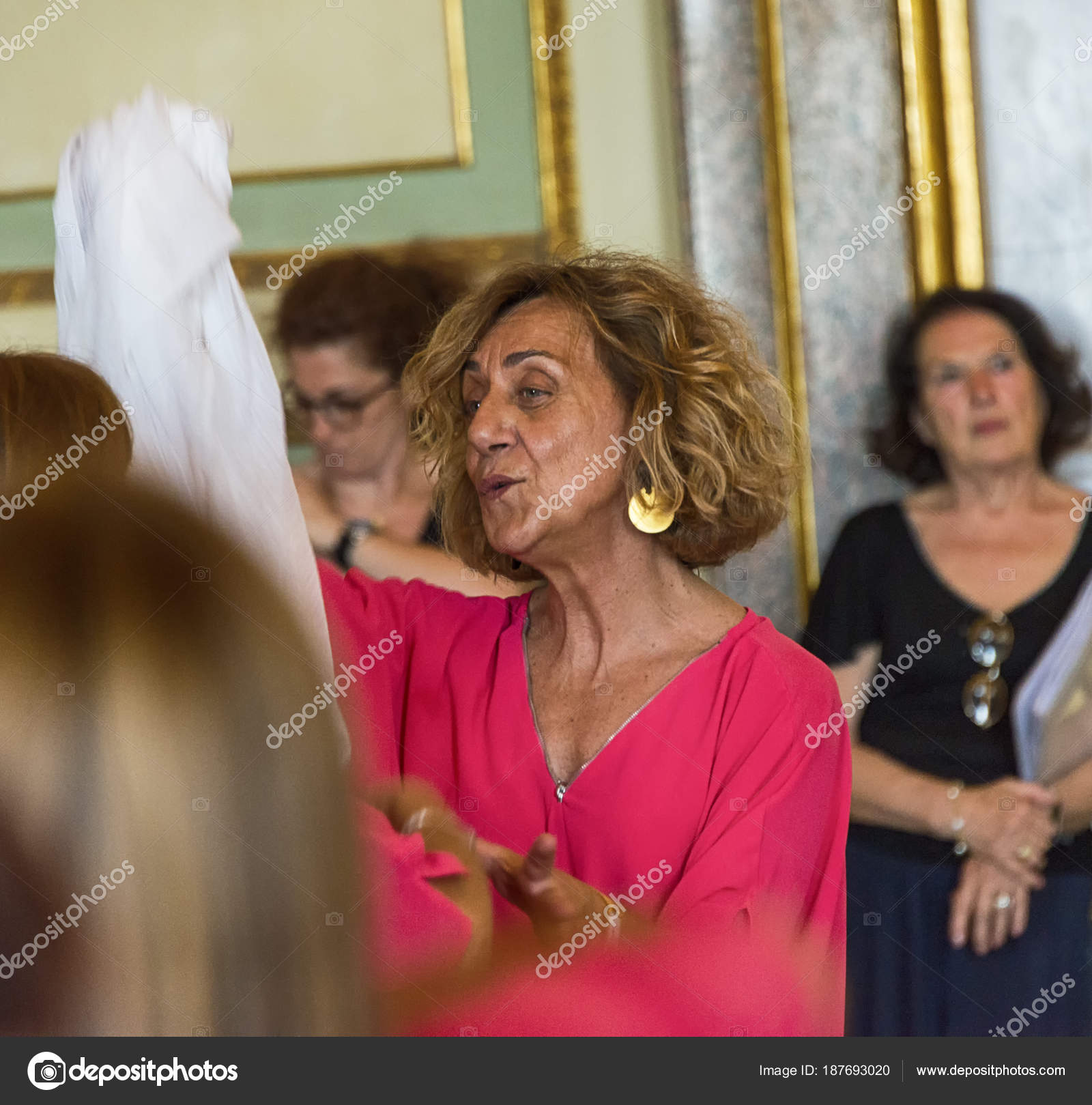 amateur women singing Amateur women singing