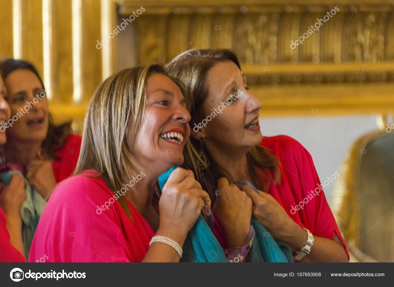 amateur women singing Amateur women singing