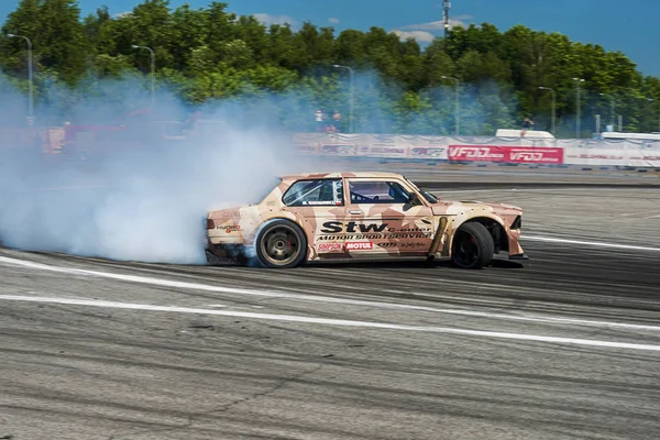 Pilotní Marek Wartalowicz na auto značky Bmw překoná tr — Stock fotografie