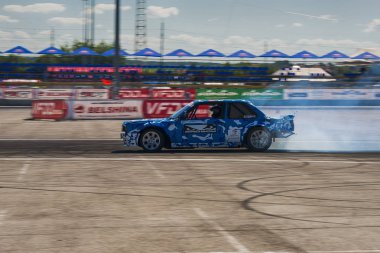 Bilinmeyen sürücü otomobil markası Bmw üzerinde parça üstesinden gelir.