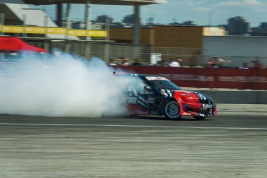 Bilinmeyen sürücü üzerinde otomobil markası Nissan parça üstesinden gelir.