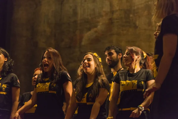 Amatör kolektifleri arasında koro şarkı Festivali.