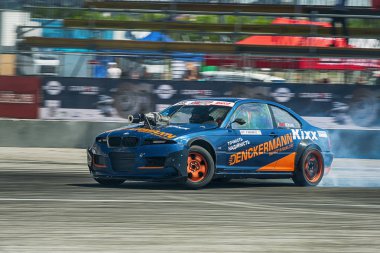 Bilinmeyen sürücü otomobil markası Bmw üzerinde parça üstesinden gelir.