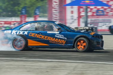 Bilinmeyen sürücü otomobil markası Bmw üzerinde parça üstesinden gelir.