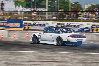 Bilinmeyen sürücü üzerinde otomobil markası Nissan parça üstesinden gelir.