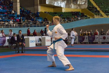 Bilinmeyen atlet yarışma sırasında gerçekleştirir .